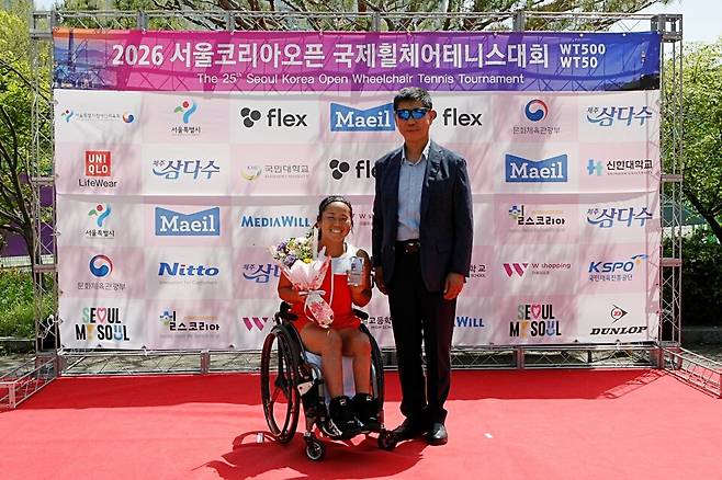 여자단식 세계 랭킹 1위 유이 가미지는 단식에서 뒷심을 발휘한 끝에 정상에 올랐다. 시상자로 나선 양종수 대한장애인테니스협회 부회장 겸 대한테니스협회 부회장. 테니스코리아