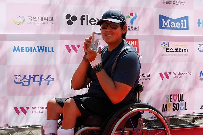 서울 코리아오픈에서 16세 나이로 첫 우승의 기쁨을 누린 진 우드먼. 테니스코리아