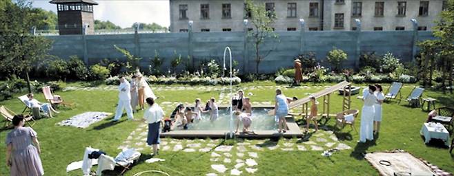 아우슈비츠 수용소장 루돌프 회스의 일상을 다룬 영화 ‘존 오브 인터레스트’의 한 장면. 회스는 수용소를 방문하는 손님들에게 틈틈이 공연을 열기도 했다. /A24