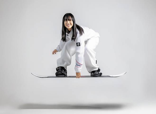 유승은이 스노보드 위에 섰다. 올림픽에 가져간 바로 그 보드다. 2개를 가져갔다가, 나머지 하나는 올림픽 이후 2018평창동계올림픽기념관에 기증했다. 이 사진은 조선일보 스튜디오에서 찍은 것으로, 스노보드를 타고 점프하는 동작을 연출했다./이신영 영상미디어 기자