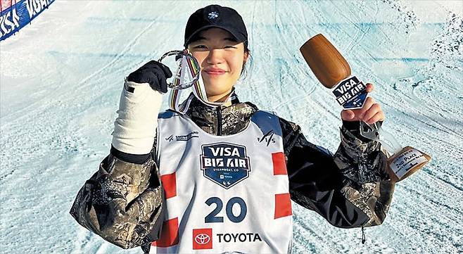 미국 콜로라도에서 열린 스노보드 월드컵에서 빅에어 준우승을 차지할 당시 유승은의 모습. 오른쪽 손에 깁스를 하고 있다./대한스키스노보드협회