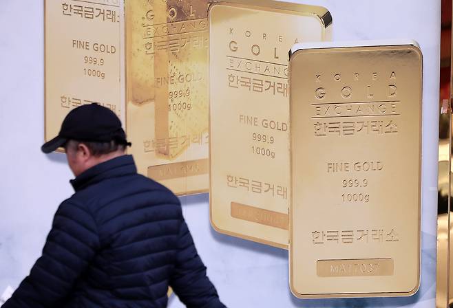 서울 종로구 한국금거래소 앞을 시민이 지나가고 있다. /뉴스1