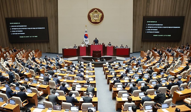 우원식 국회의장이 18일 국회에서 열린 4월 임시국회 제6차 본회의에서 공직선거법 일부개정법률안 등 정치개혁특별위원회 소관 법안을 상정하고 있다. ⓒ연합뉴스