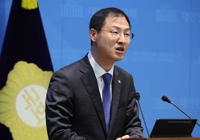 김상욱 더불어민주당 울산시장 후보가 지난 15일 오전 서울 여의도 국회 소통관에서 열린 민주개혁진보 후보 단일화 추진 관련 기자회견에서 입장 발표를 하고 있다. ⓒ뉴시스