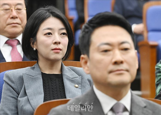 국민의힘 장동혁 대표와 배현진 의원이 2월 23일 서울 여의도 국회에서 열린 국민의힘 의원총회에 참석하고 있다. ⓒ데일리안 홍금표 기자