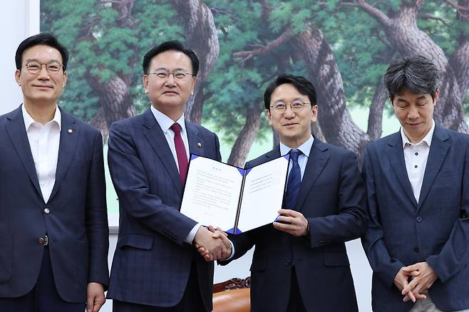 천준호 더불어민주당 원내운영수석부대표와 유상범 국민의힘 원내운영수석부대표가 17일 서울 여의도 국회에서 6.3 지방선거 정치개혁 관련 합의문을 발표하고 있다. 왼쪽부터 서일준 국민의힘 정개특위 간사, 유 원내수석, 천 원내수석, 윤건영 더불어민주당 정개특위 간사. 2026.4.17 ⓒ 뉴스1