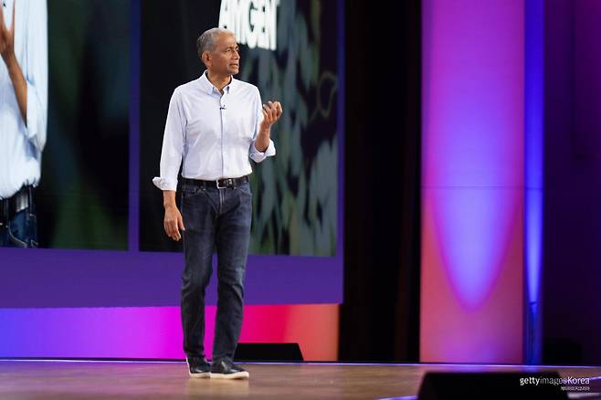 마이크로소프트의 경험 및 디바이스 부문 부사장인 라제시 자(Rajesh Jha)가 2024년 5월 21일 화요일, 미국 워싱턴주 시애틀에서 열린 ‘마이크로소프트 빌드(Microsoft Build)’ 행사에서 연설하고 있다. 이 행사는 참석자들이 코파일럿 구축, 생성형 AI, 애플리케이션 보안, 클라우드 플랫폼, 로우코드(low-code) 등의 분야에서 역량을 키울 수 있는 기회를 제공한다. 사진=게티이미지코리아