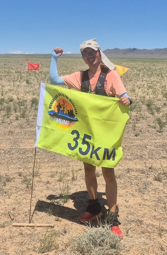 원윤식 전무가 지난해 6월 몽골 고비 사막에서 열린 이벤트 대회에 참가해 35km 지점에서 포즈를 취했다. 원윤식 전무 제공.