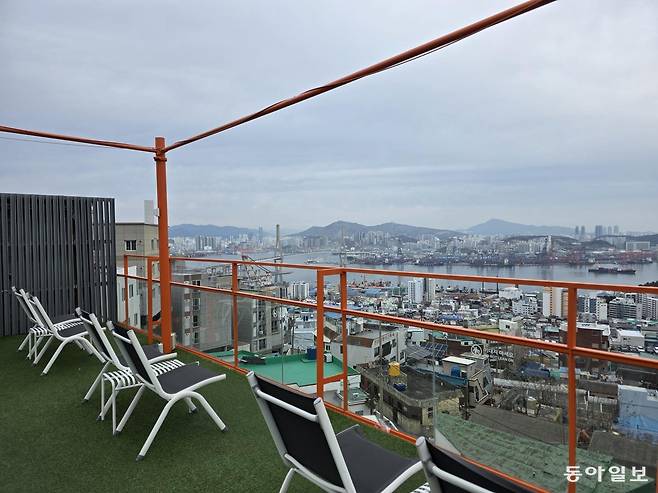 부산 영도 봉래산 중턱 미피카페 루프탑에서 바라본 부산항 대교와 부두의 파노라마. 부산=전승훈 기자 raphy@donga.com