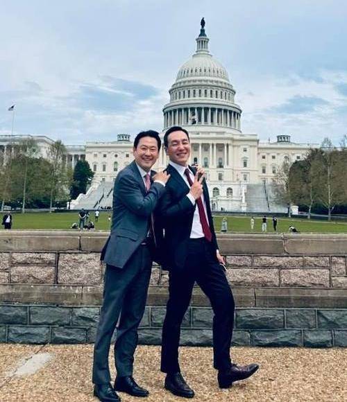 미국 워싱턴을 방문 중인 국민의힘 장동혁 대표(왼쪽)와 김민수 최고위원이 미 국회의사당 앞에서 포즈를 취하고 있다. 이 사진을 14일 소셜미디어에 올린 김성수 연세대 경영전문대학원 겸임교수는 “형님들 비공개 사진 투척. 물론 올려도 된다고 허락받았다”고 밝혔다. 김 교수는 김 최고위원의 지인으로 알려졌다. 사진 출처 김성수 연세대 겸임교수 스레드