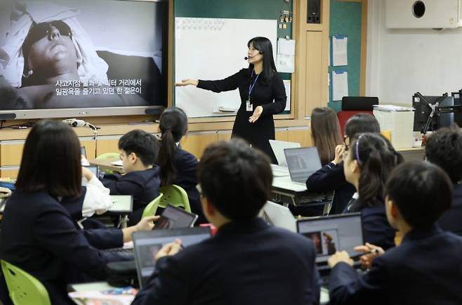 2024년 11월 서울 지역 한 초등학교에서 종이책 대신 태블릿 기능을 갖춘 노트북을 활용한 ‘디지털 교과서’ 수업을 진행하고 있는 모습. 동아일보 제공