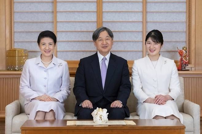 나루히토(가운데) 일왕과 마사코(왼쪽) 왕비, 아이코(오른쪽) 공주가 일본 도쿄 황궁에서 새해맞이 가족 사진 촬영을 하고 있다. 사진=일본 궁내청 자료