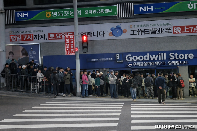 14일 오전 4시께 서울 구로구 남구로역 인근에 일용직 노동자들이 모여 있다. 이들은 당일 일감을 받기 위해 건설 현장으로 향하는 승합차를 기다렸다. 사진=한승곤 기자