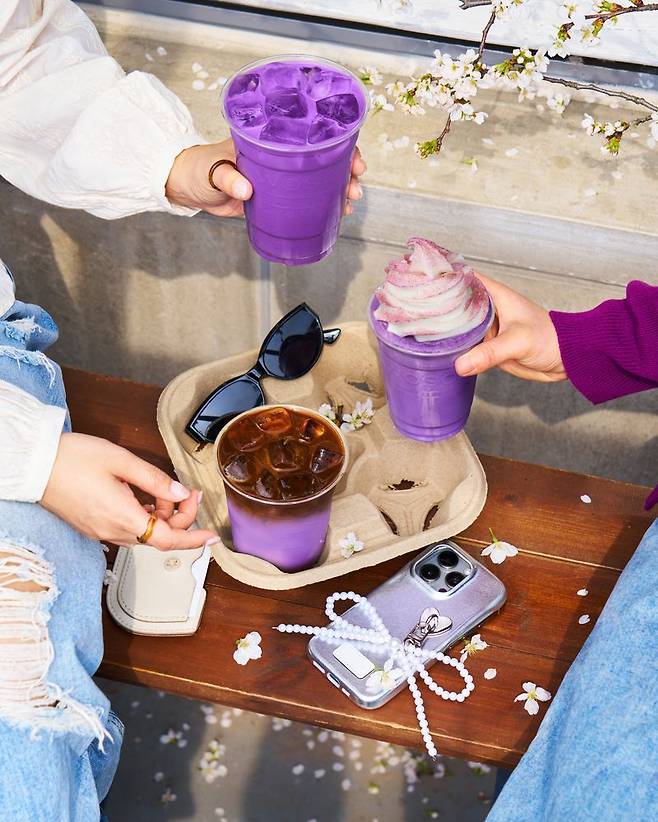 투썸플레이스의 우베 시리즈 메뉴를 활용해 연출한 사진. 투썸플레이스 제공