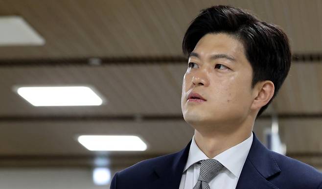 비상계엄 해제 의결을 방해한 혐의로 기소된 추경호 국민의힘 의원 재판에 증인으로 채택된 국민의힘 김용태 의원이 17일 오전 서울 서초구 서울중앙지방법원에서 열린 공판에 출석하고 있다. 사진=뉴시스