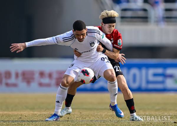 야고(왼쪽, 울산HD), 카즈(오른쪽, 부천FC). 서형권 기자