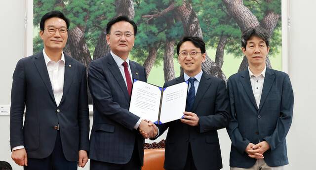 더불어민주당 천준호 원내운영수석부대표(오른쪽 두번째)와 국민의힘 유상범 원내운영수석부대표(왼쪽 두번째)가 17일 국회에서 6·3 지방선거와 관련해 정치개혁 법안 합의를 마친 뒤 기념 촬영하고 있다. 왼쪽은 국회 정치개혁특별위원회 야당 간사인 국민의힘 서일준 의원, 오른쪽은 정개특위 여당 간사인 민주당 윤건영 의원. 연합뉴스