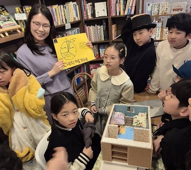 이나윤(청수초4, 가운데) 어린이는 안네가 나치 독일에 붙들려가기 전까지 살았던 은신처의 방을 정교하게 재연한 모형을 만들어왔다. 조일준 선임기자