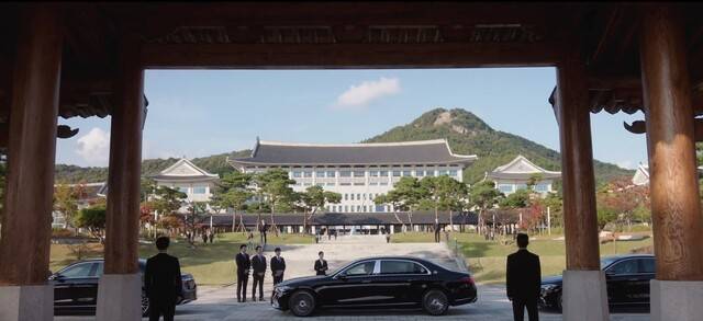 메르세데스-벤츠 코리아는 드라마 ‘21세기 대군부인’에 브랜드를 대표하는 차량 13대를 지원하며 제작을 후원했다고 밝혔다. 메르세데스-벤츠 코리아 제공