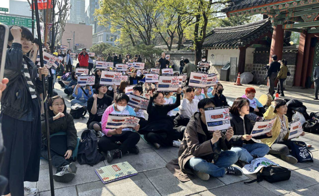 11일 모두의 안전한 임신 중지를 위한 권리보장 네트워크(모임넷) 회원들이 서울 종로구 탑골공원 앞에 모여 낙태죄 헌법불합치 7주년 기자회견을 열고 있다. 모임넷 제공