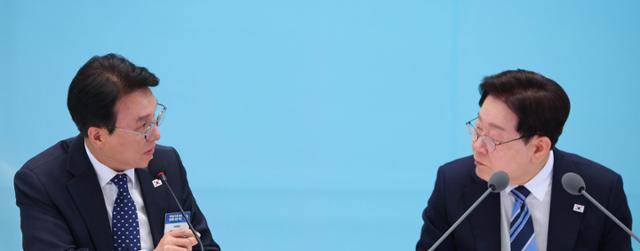 이재명 대통령이 17일 청와대 영빈관에서 열린 공공기관 및 유관기관 업무보고에서 김민석 총리의 발언을 듣고 있다. 연합뉴스