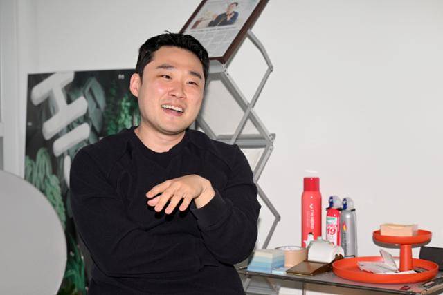 '자취남' 유튜브 채널을 운영하는 정성권씨는 3월 31일 서울 연희동 사무실에서 한국일보와 만나 "영상 채널을 해보고 싶다면 다른 사람 콘텐츠를 보지 말고 스스로 장르가 되려고 노력해야 단단한 콘텐츠를 만들 수 있다"고 말했다. 박지연 인턴기자