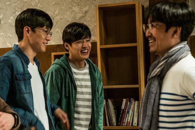 장항준(오른쪽부터) 감독이 '기억의 밤'(2017) 촬영장에서 배우 강하늘, 김무열과 대화를 나누며 웃고 있다. 플러스엠엔터테인먼트 제공