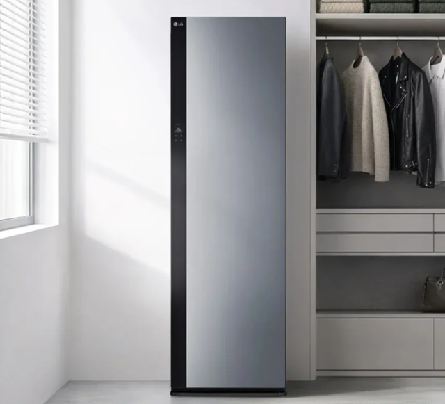 기자가 써본 LG 스타일러 오브제컬렉션 5벌식 제품 외형. 블랙 틴트 미러가 적용돼 거울처럼 사용할 수 있다. LG전자 홈페이지 캡처