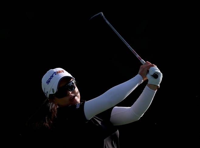 <yonhap photo-2619=""> TARZANA, CALIFORNIA - APRIL 17: Sei Young Kim of South Korea hits a second shot on the first hole during the second round of the JM Eagle LA Championship presented by Plastpro at El Caballero Country Club on April 17, 2026 in Tarzana, California. Harry How/Getty Images/AFP (Photo by Harry How / GETTY IMAGES NORTH AMERICA / Getty Images via AFP)/2026-04-18 07:15:48/ <저작권자 ⓒ 1980~2026 ㈜연합뉴스. 무단 전재 재배포 금지, AI 학습 및 활용 금지></yonhap>
