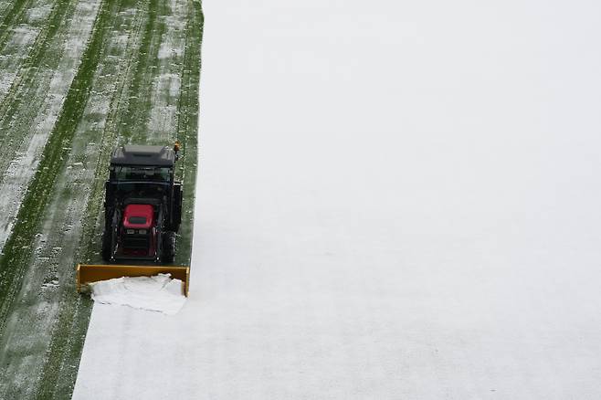 18일(한국시간) 쿠어스필드 구단 관계자가 제설 장비를 동원해 그라운드의 눈을 치우고 있다. AP=연합뉴스