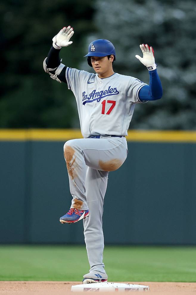 <yonhap photo-3180="">오타니가 18일(한국시간) 쿠어스필드에서 열린 콜라라도전 1회 초 2루타를 치고 세리머니하고 있다. 오타니는 일본 선수 최다인 49경기 연속 출루 행진을 이어갔다. AFP=연합뉴스</yonhap>