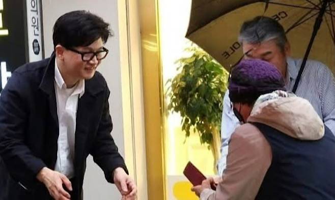 한동훈 전 국민의힘 대표가 부산 북갑 지역에서 시민과 인사를 나누고 있다. (한동훈 전 대표 페이스북)