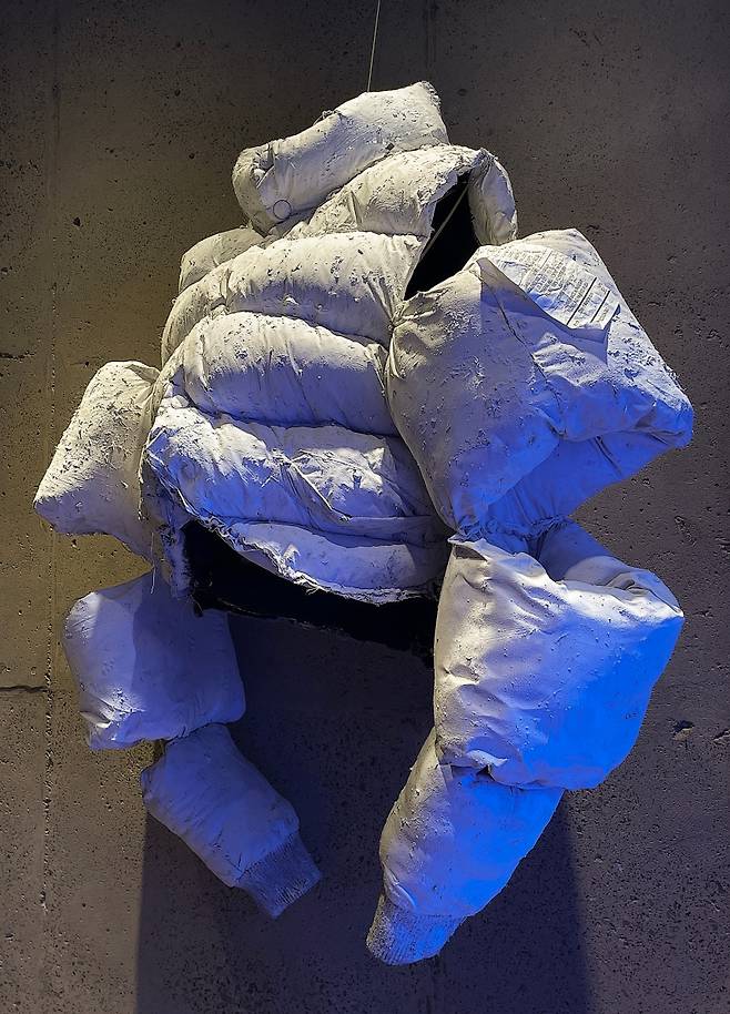 박선우 作. 찢어진 패딩이 시멘트로 고정된 상태. 착용은 불가능하다. (양종훈 갤러리 제공)