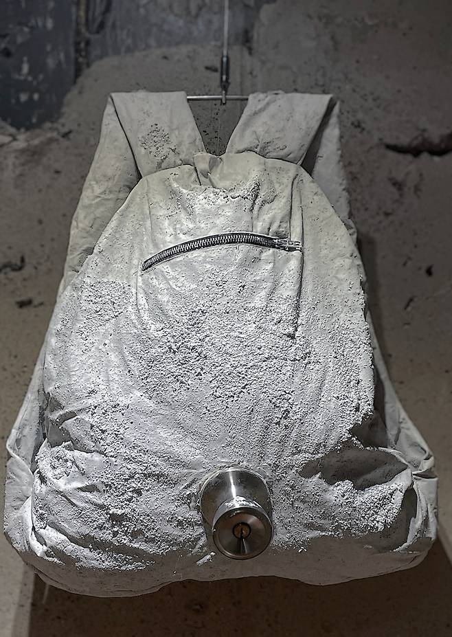 박선우 作. 시멘트로 굳은 가방에 자물쇠가 결합된 작품. 사용이 끝난 흔적이 그대로 남아 있다. (양종훈 갤러리 제공)