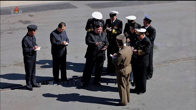 김정은 북한 국무위원장이 12일 구축함 최현함의 무기 체계 시험 발사를 지켜봤다. 당시 김 위원장이 조춘룡 당 비서, 박광섭 해군사령관, 김정식 당 군수공업부 제1부부장, 현태영 해군사령부 참모장 등에게 지시하는 모습으로 보인다. 조선중앙TV 캡처=연합