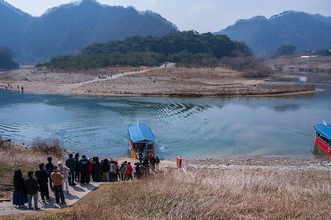 지난달 24일 강원도 영월군 청령포 모습. 청령포는 영화 '왕과 사는 남자' 흥행 이후 하루 수천명이 찾는 인기 관광지가 됐다. [중앙포토]