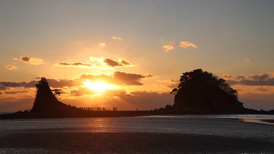 지난해 12월 31일 충남 태안군 안면읍 꽃지 해안을 찾은 관광객들이 할미·할아비바위 사이로 지는 해넘이를 감상하고 있다. 연합뉴스