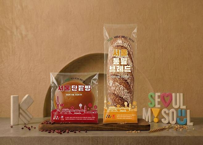 서울시가 건강한 식문화 확산을 위해 고려당과 협업해 만든 '서울빵'. 단팥빵의 경우 단팥소 당도를 기존 55%에서 35%(기존 대비 당도 36%↓)로 낮췄다. 통밀브레드는 설탕과 버터를 넣지 않았다. 사진 서울시