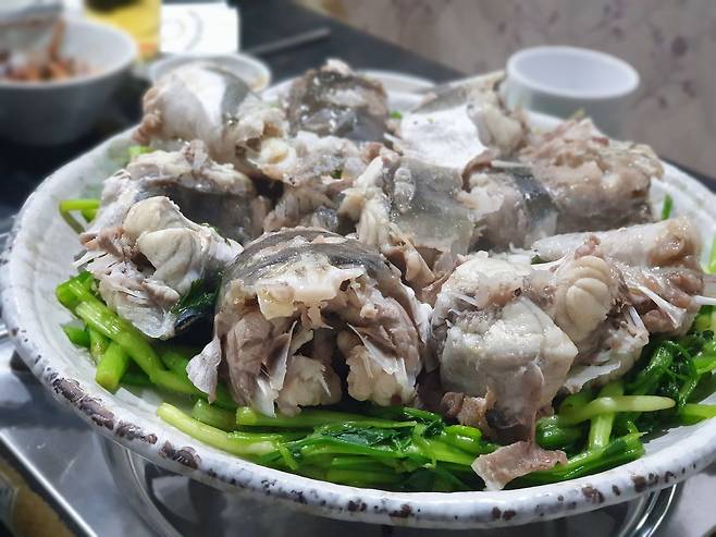 복어를 통으로 삶아 참기름과 소금으로만 간한 복 수육. 봄의 별미로 꼽힌다. 사진 송원섭 기자