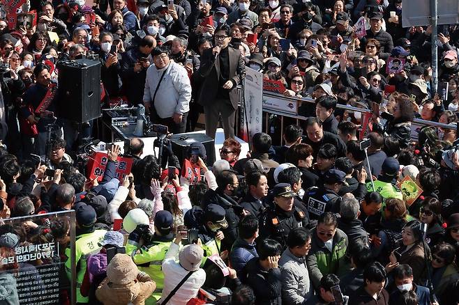 지난 3월 한동훈 국민의힘 전 대표가 부산 북구 구포시장을 찾았다. 이때 몰린 인파가 부산의 민심일지 귀추가 주목된다. [연합뉴스]