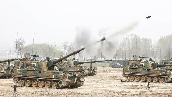 수도포병여단 소속 k9 자주포가 17일 강원도 철원군 문혜리사격장에서 열린 '수도군단 합동 포탄사격훈련'에서 실사격 훈련을 하고 있다. 이날 훈련에는 K9 및 K55A1 자주포 30문과 17사단 및 수도포병여단, 해병2사단 장병 430여 명이 참가했다. 김종호 기자