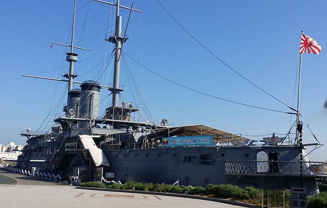 일본 가나가와현 요코스카 해군기지의 미카사 공원에 전시된 미카사함 전경. 러일 전쟁 승리의 상징으로 세계 3대 기념함 중 하나다. [사진 김진형]