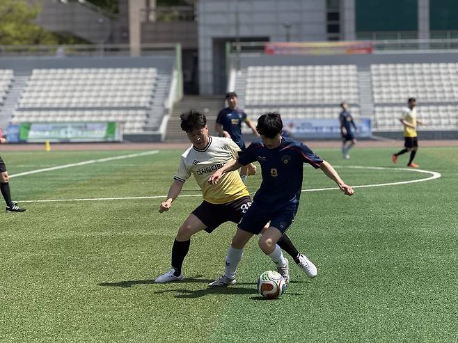 디지털타임스와 아시아투데이 기자들이 예선전에서 볼을 두고 다투고 있다. /김한내 기자