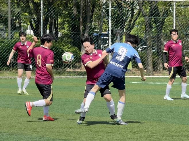 이데일리와 한국경제 선수들이 몸싸움을 벌이고 있다. /최승영 기자