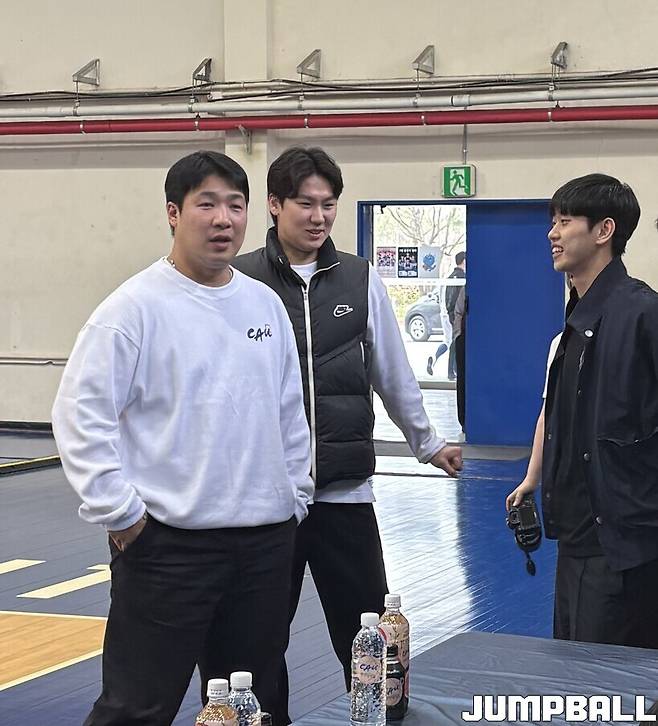 ▲경기 전 박찬성, 유병훈 코치와 인사한 양우혁