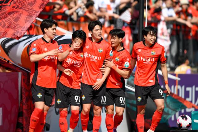 ▲ 강원FC 모재현이 18일 강릉하이원아레나에서 열린 전북현대와 하나은행 K리그1 2026 8라운드 맞대결에서 동점골을 터트린 뒤 동료들과 기쁨을 나누고 있다. 강원FC 제공