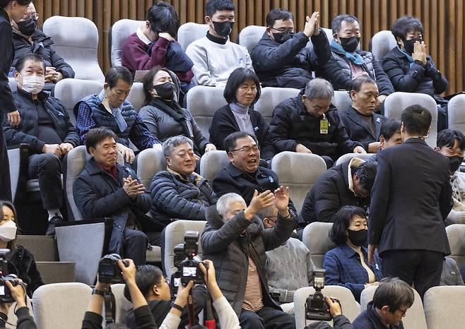 올해 1월 15일 국회 본회의에서 ‘항공철도사고조사위원회’를 국토부에서 국무총리 산하로 옮기는 법 개정안이 통과됐다. 국토부의 부실 조사를 문제삼으며 법 개정을 요구해온 12·29 여객기 참사 유족들이 표결 결과를 보고 박수를 치고 있다.