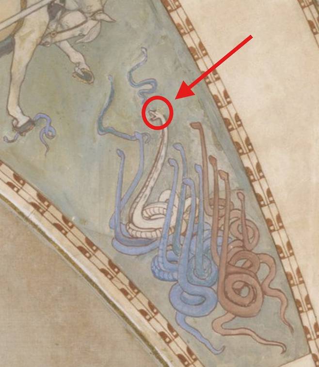 1900년 파리 만국박람회 핀란드관의 천장 프레스코화. 독사들의 색이 러시아 국기를 연상시키도록 배치돼 있다. 세월이 흘러 희미해졌지만 흰 독사의 머리 위에 로마노프 왕가를 상징하는 왕관이 올려져 있다.