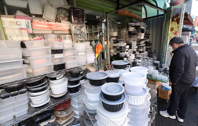 중동전쟁으로 플라스틱과 비닐 등 포장재 원료인 나프타 가격이 상승하는 가운데 서울 중구 방산시장의 포장재 판매 점포를 찾은 한 시민이 제품을 둘러보고 있다. 연합뉴스