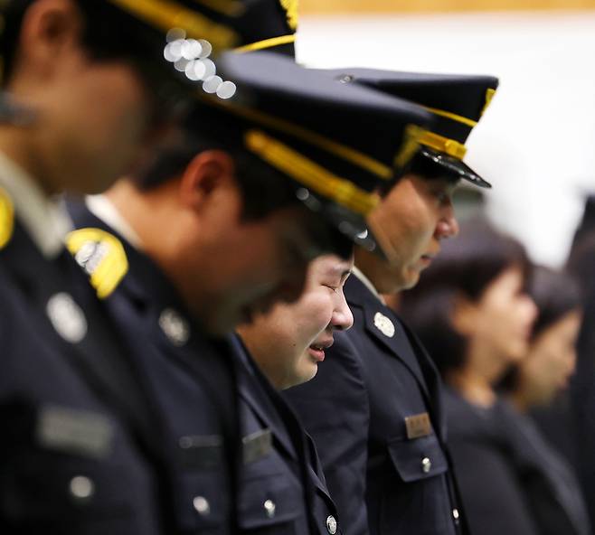 14일 전남 완도군 농어민문화체육센터에서 열린 고 박승원 소방경과 노태영 소방교의 영결식에서 동료 소방관들이 슬픔에 잠겨 있다. 순직 소방관들은 지난 12일 완도군 냉동창고 화재에 출동해 인명을 구조한 뒤 내부로 진입했다가 화염에 고립돼 숨졌다. 두 소방관은 대전 현충원 소방관묘역에 안장된다. 연합뉴스